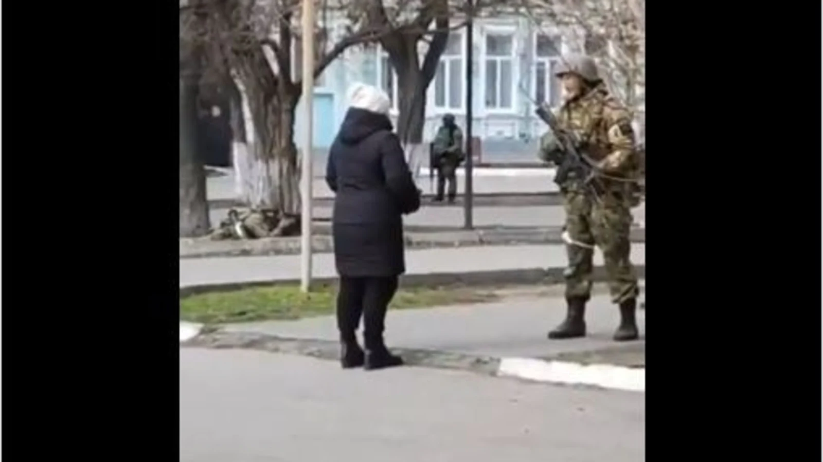 Watch: Ukrainian woman offers sunflower seeds to Russian soldier, says ‘when you die here..’