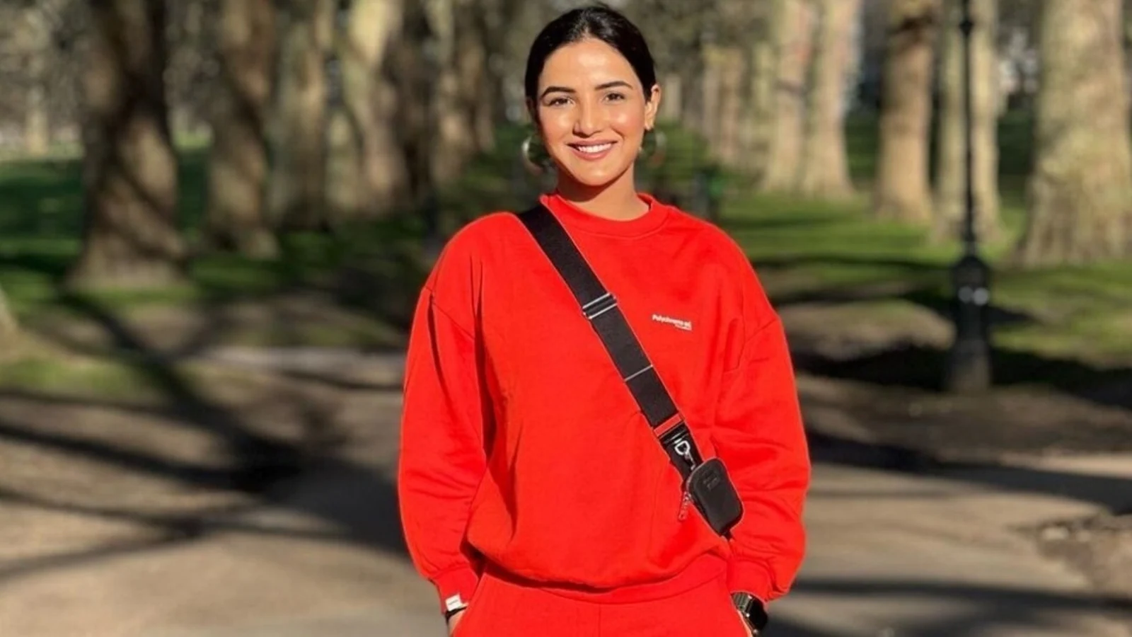 Jasmin Bhasin is a ‘shiny plump’ in orange joggers and trendy boots on London holiday: Check out pics