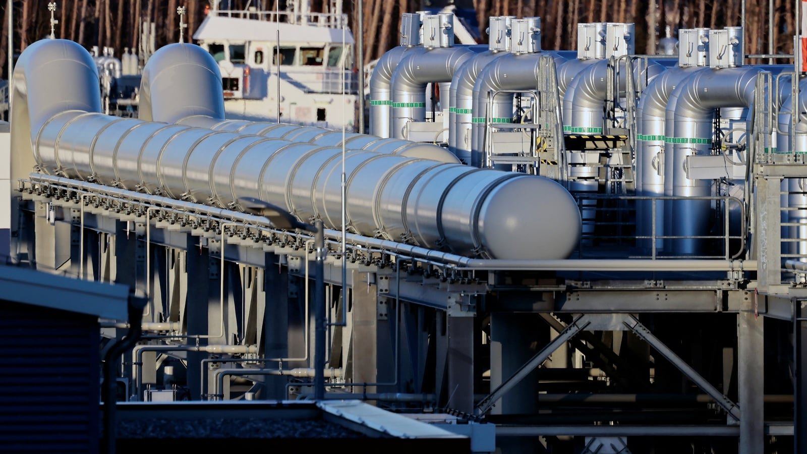 European gas futures surge 30% as Russia threatens to cut flows
