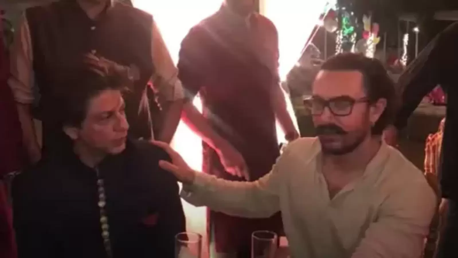 Fan asks Shah Rukh Khan if he’s watched Lal Singh Chaddha, he reveals what Aamir Khan wants in exchange