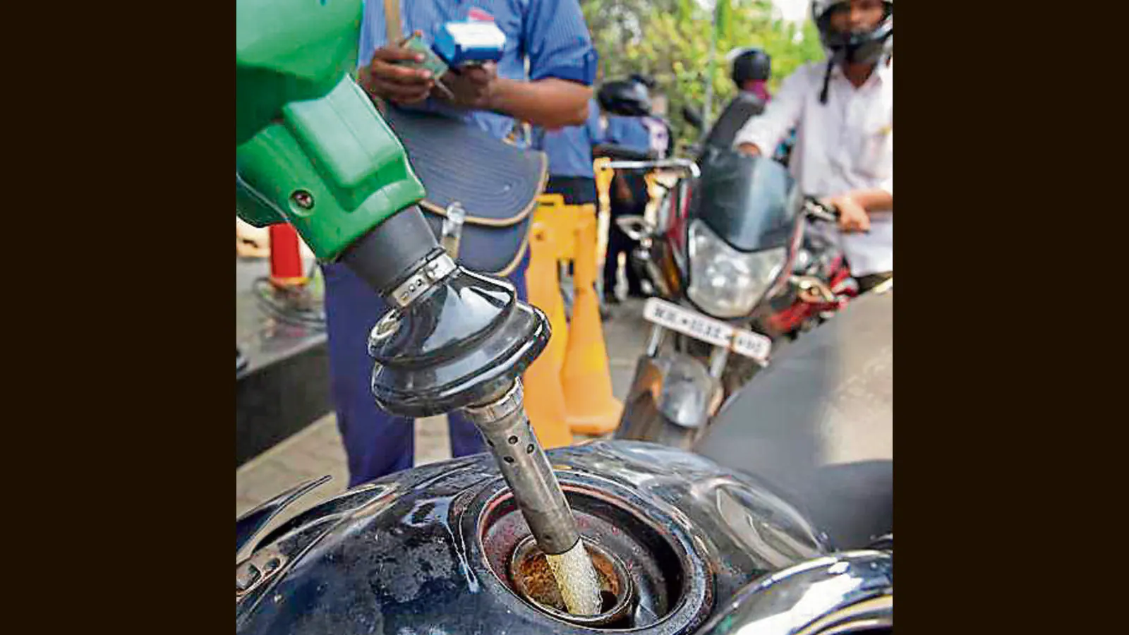 Fuel costlier by ₹5.60 in 9 days, diesel breaches ₹100 mark in Mumbai