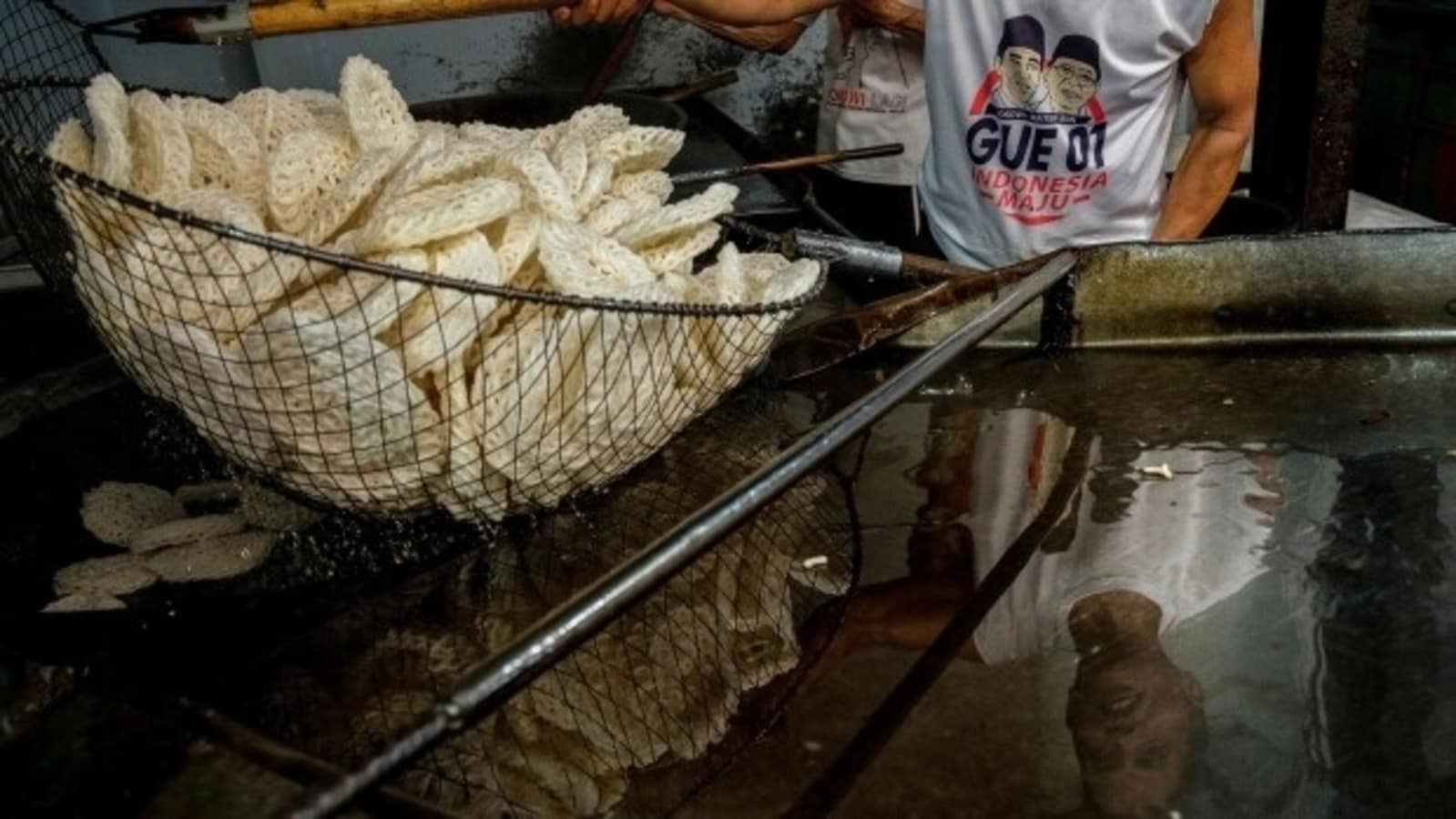 Indonesians Urged Against Fried Food as Cooking Oil Prices Rise
