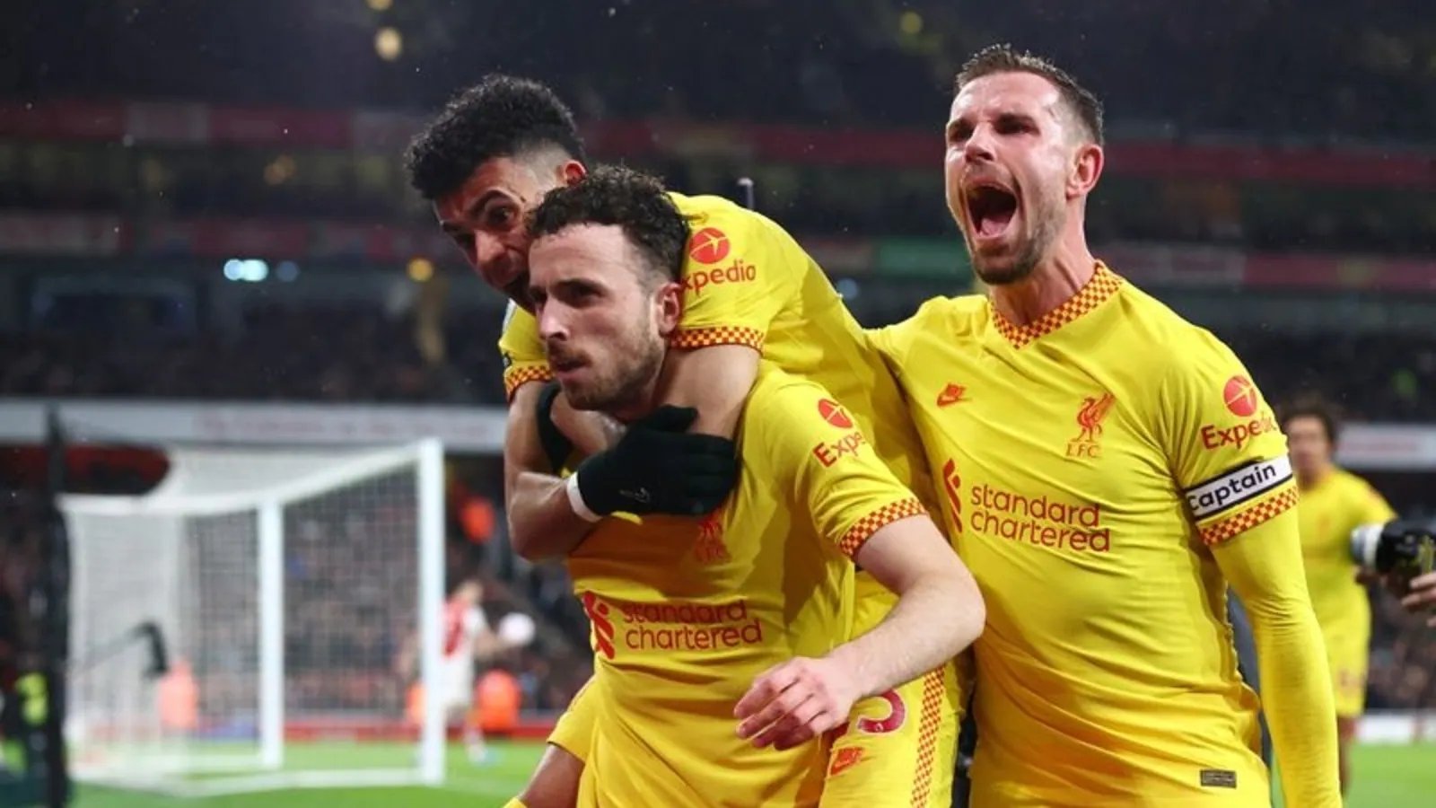 Liverpool beat Arsenal 2-0 to reignite Premier League race