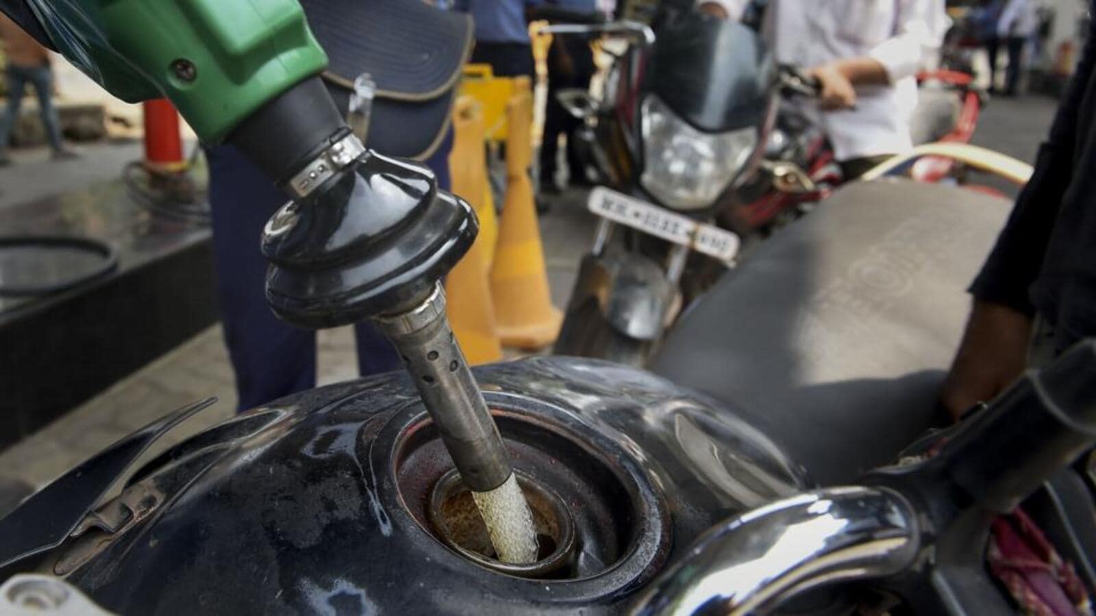 Petrol tops ₹100-mark in Delhi after 7th hike even as global oil prices soften