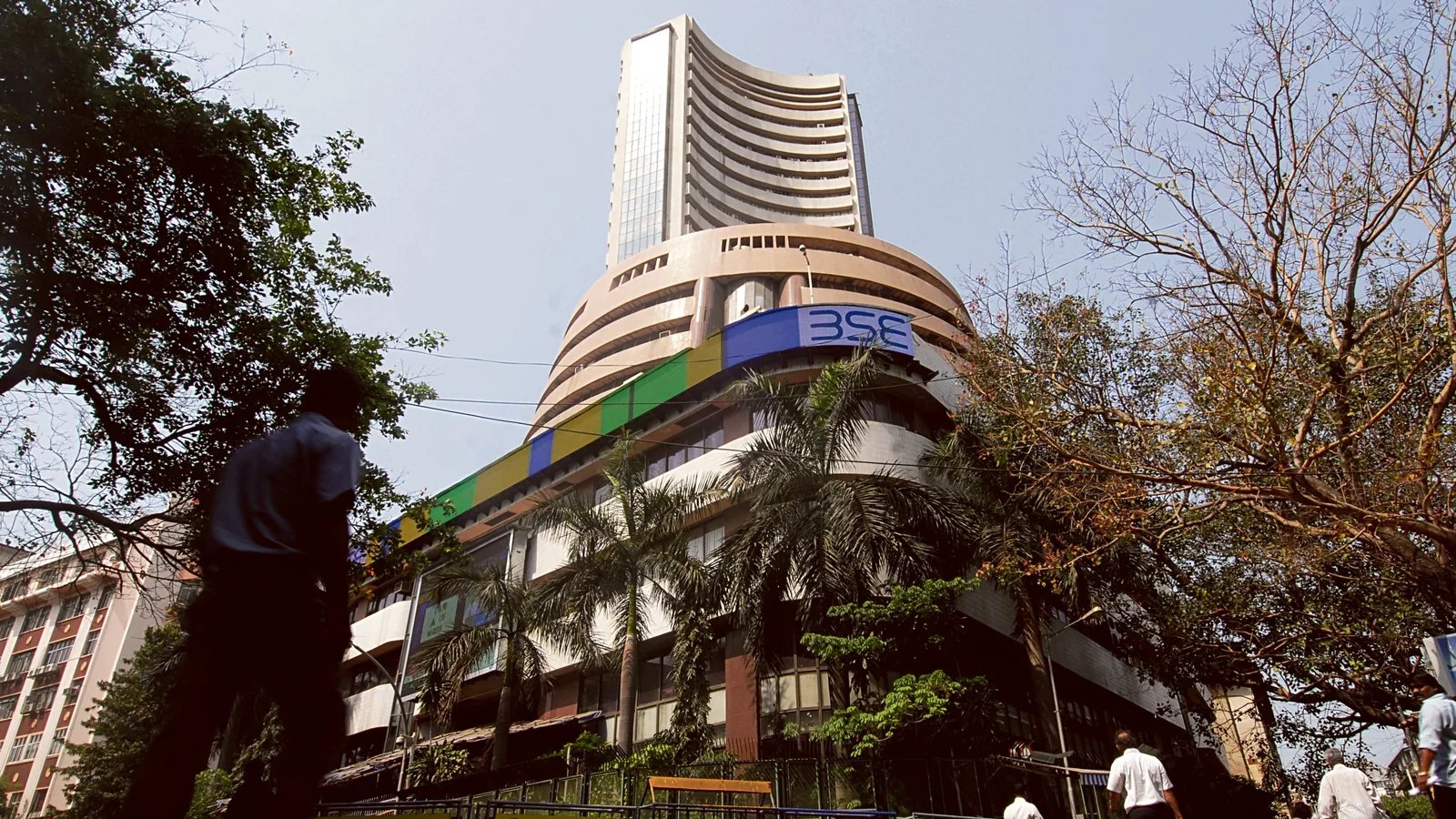 Sensex crashes 1,491 points in closing session; Nifty in red at 15,863