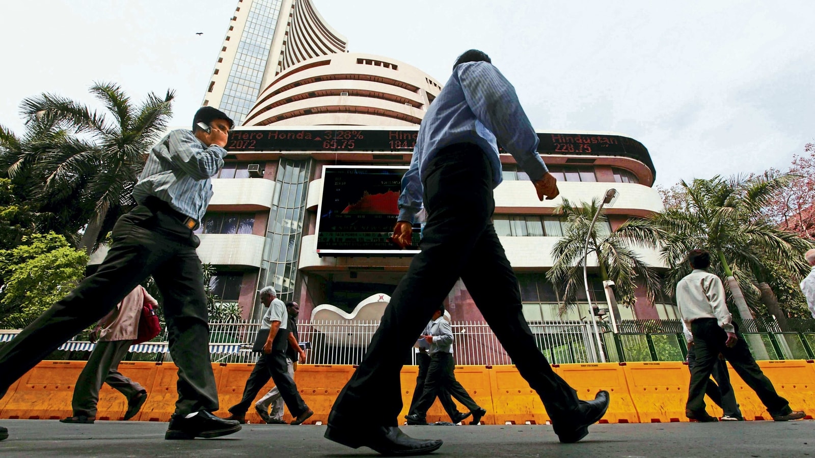 Sensex tanks 778 points to close at 55,468, Nifty ends session at 16,628