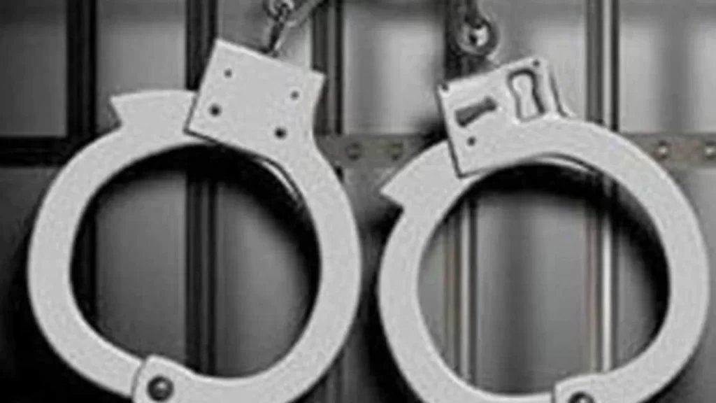 2 held for duping DU prof of ₹1.5L