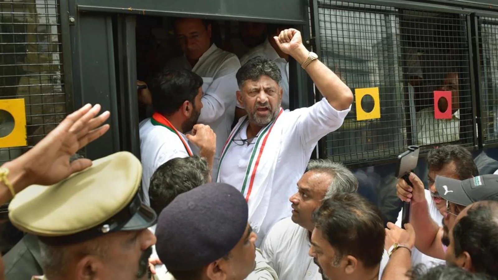 Congress leaders Surjewala, Shivakumar held for protesting against Eshwarappa