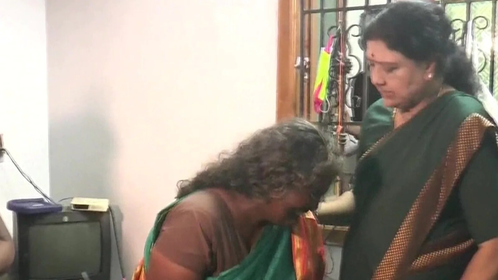 Jaya aide Sasikala meets kin of temple chariot tragedy victims in Thanjavur