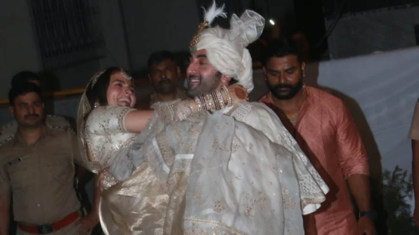 Ranbir Kapoor lifts wife Alia Bhatt in his arms outside Vastu as security and police personnel laugh. Watch