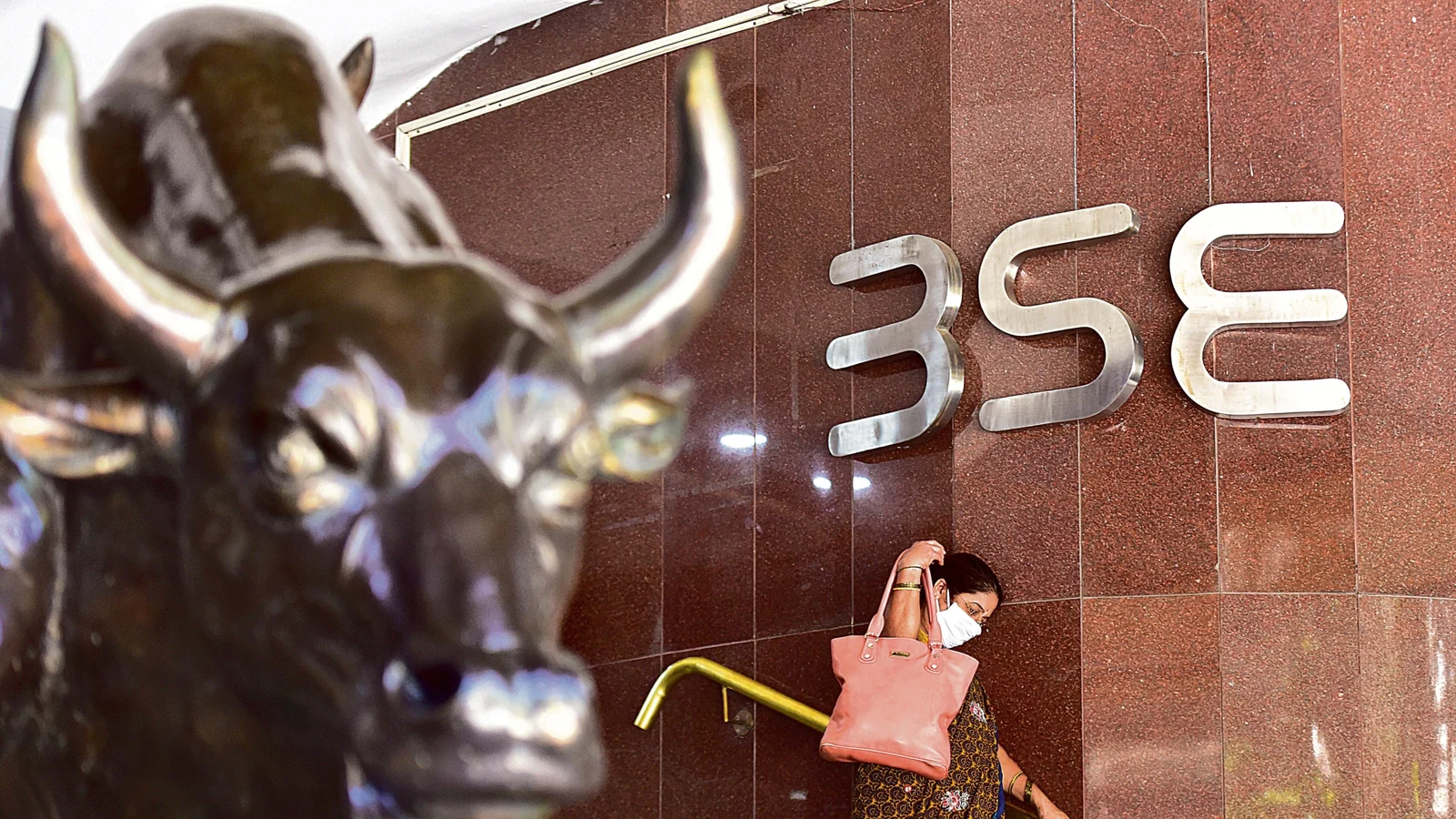 Sensex drops by 566 points to end day at 59,610, Nifty closes at 17,798