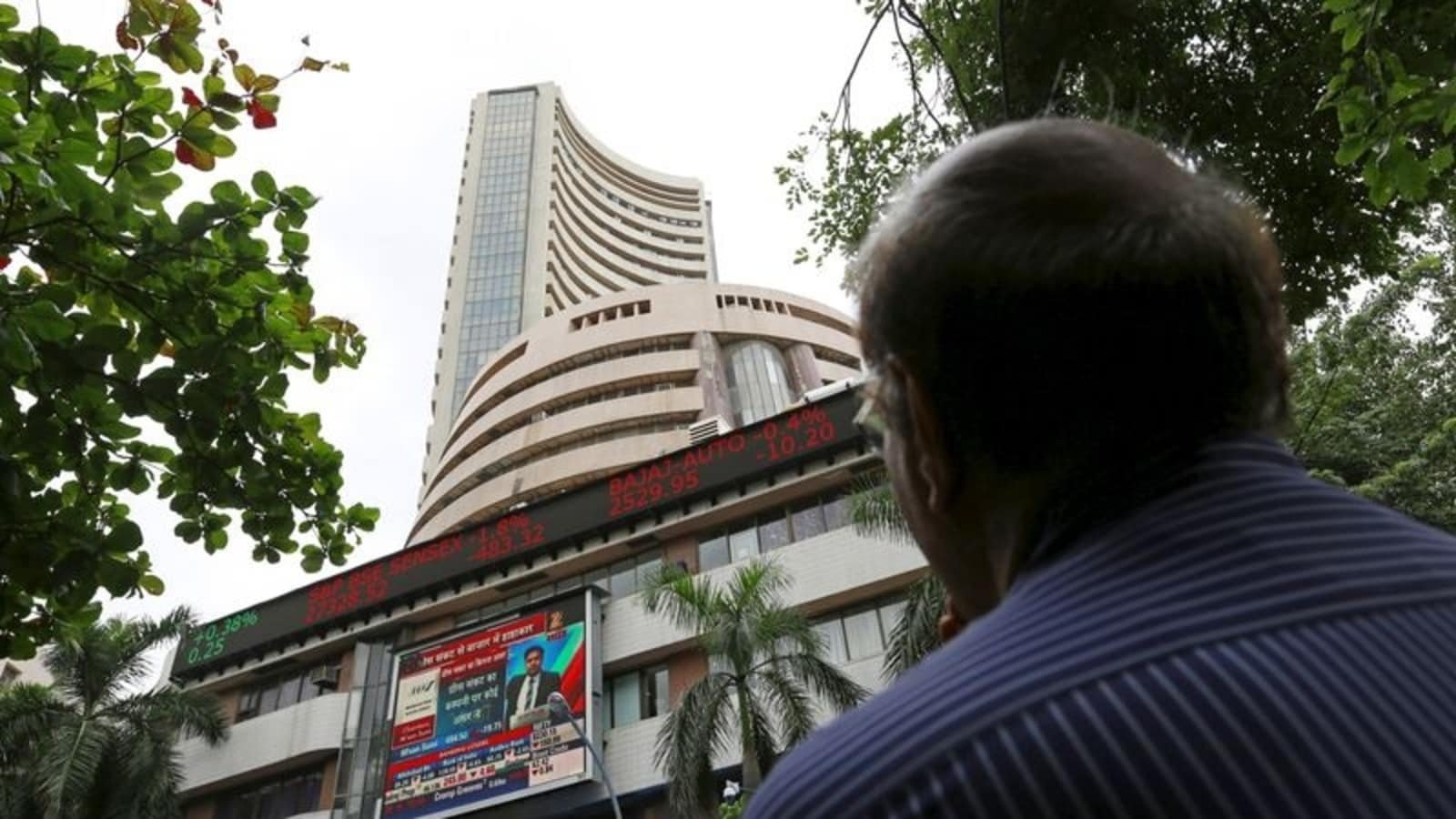 Sensex tumbles 481 points to 59,694 in early trade; Nifty declines 138 points