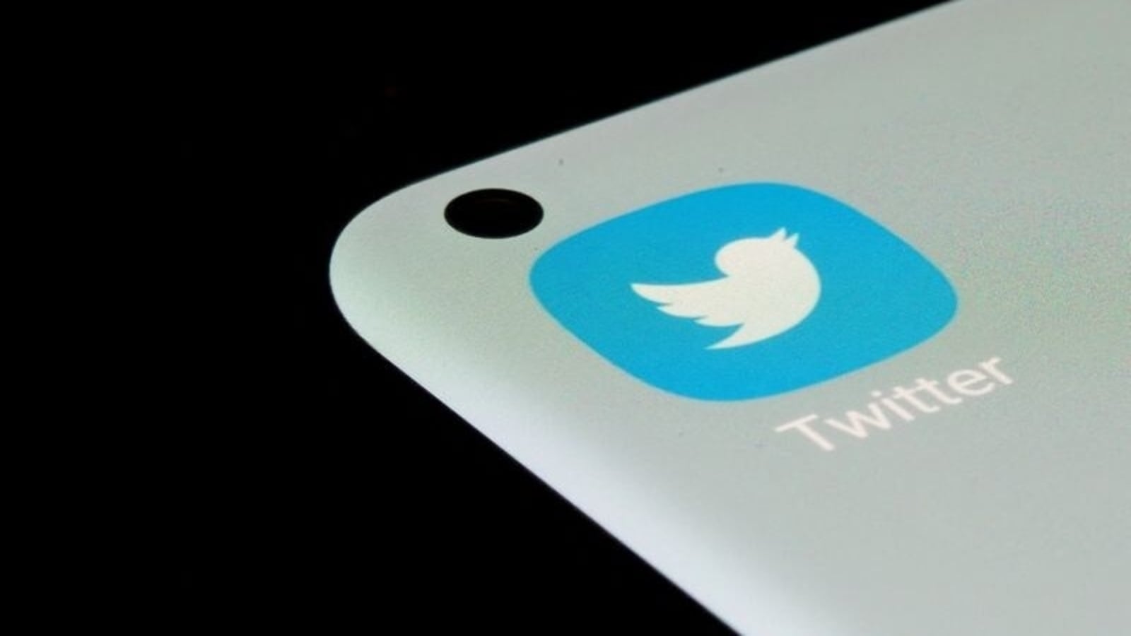 Twitter adds more users than Wall Street expectations