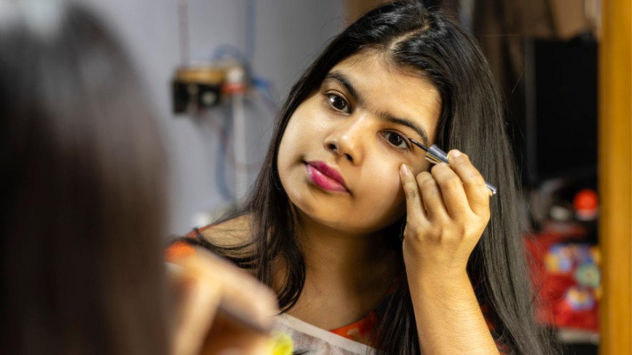 Here’s how you can use makeup to make your eyes look bigger