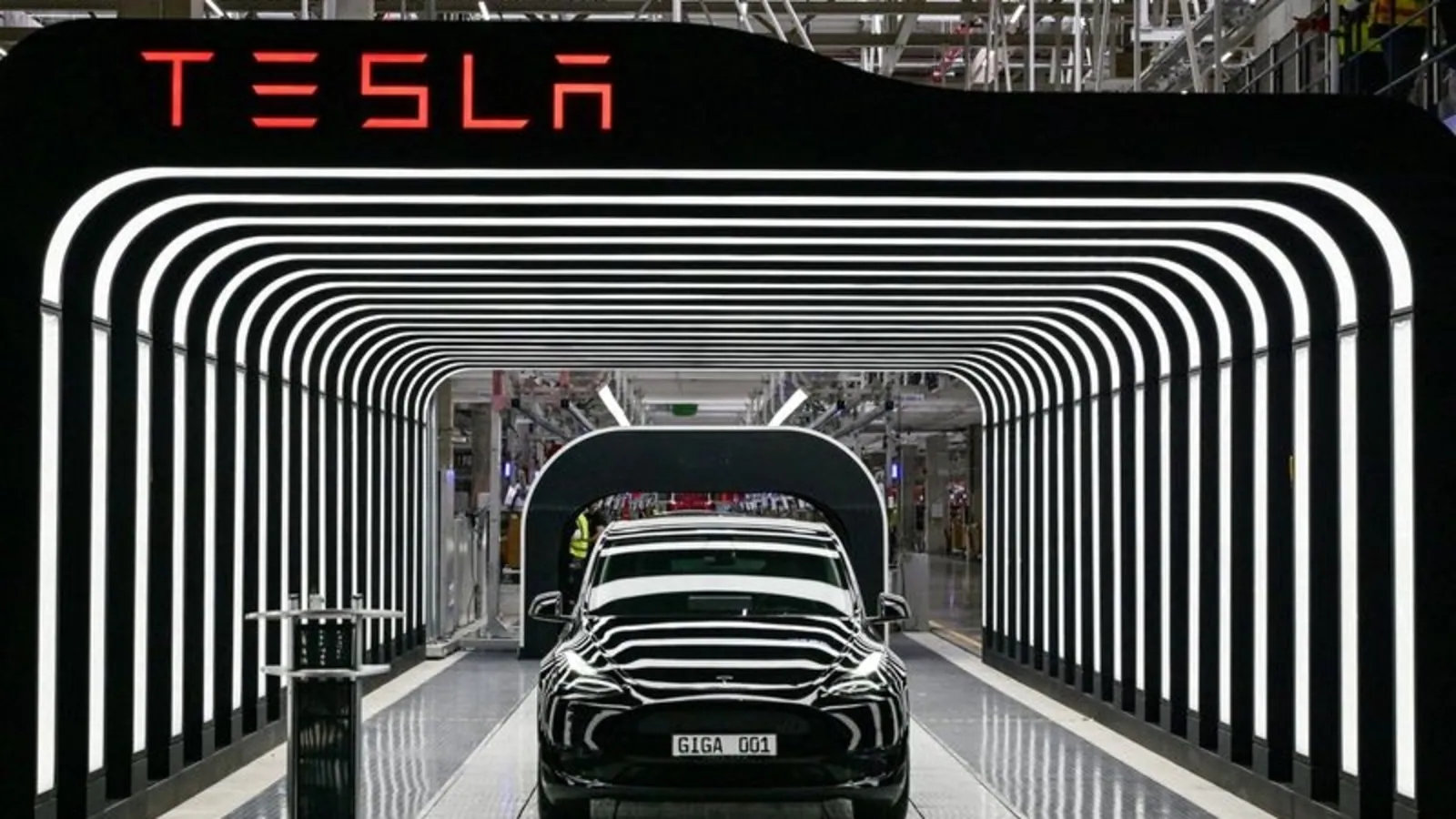Hacker shows off a way to unlock Tesla models, start cars