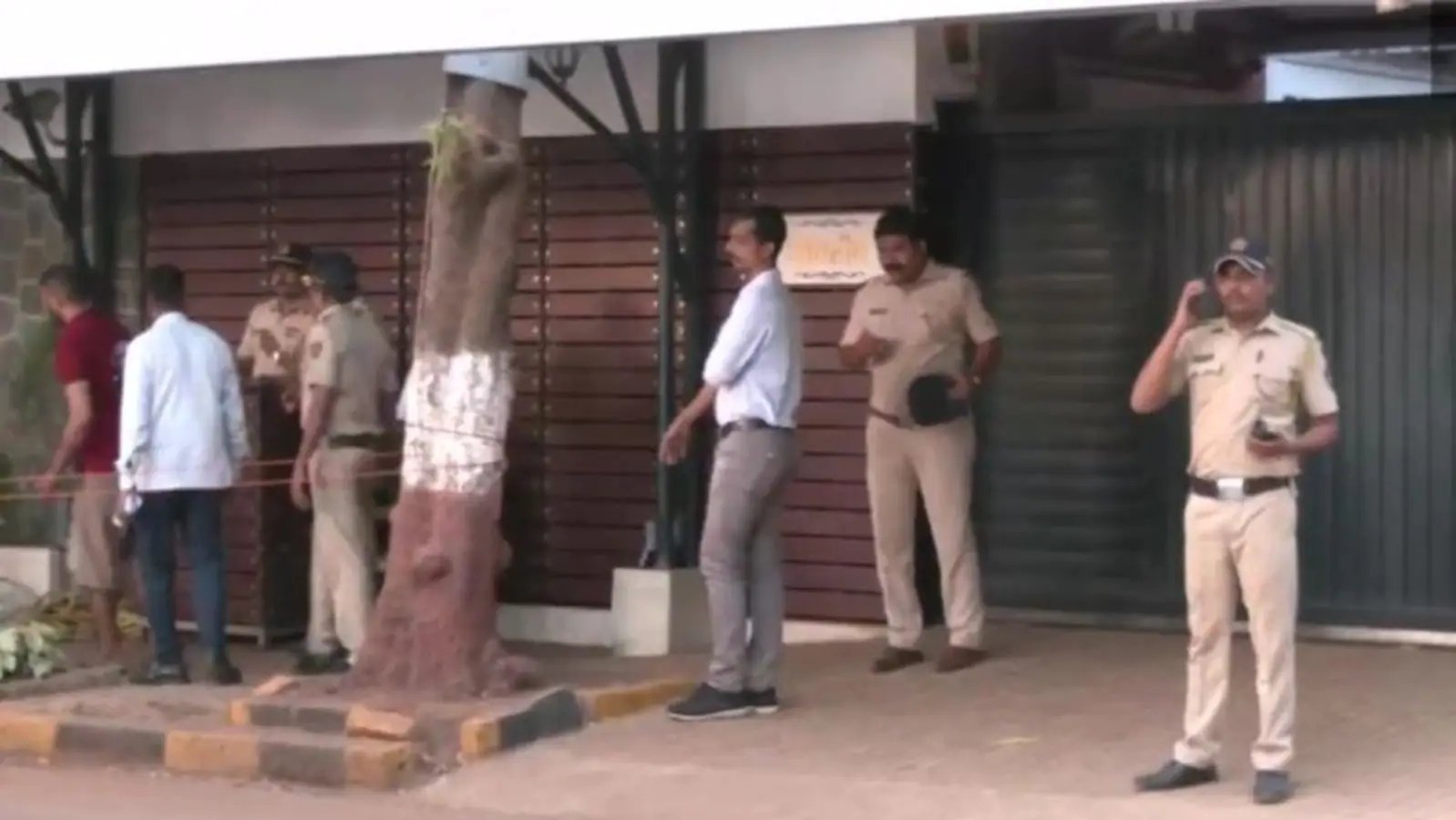 Hanuman Chalisa outside mosques; security tightened at Raj Thackeray’s house