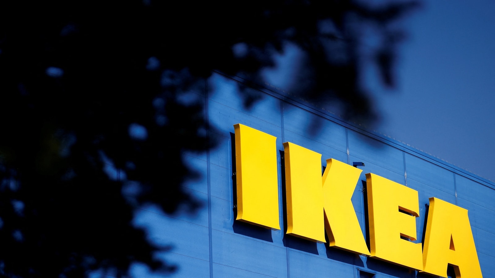 IKEA to spend 3 bln euros on stores as it adapts to e-commerce
