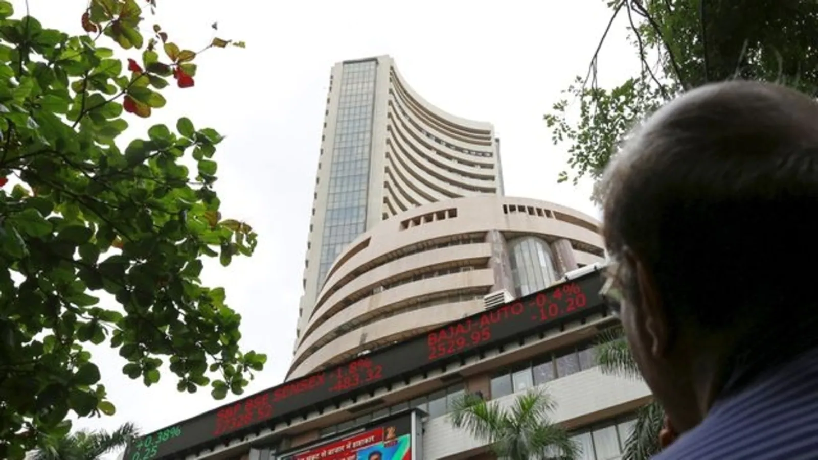 Indian shares rise as financials gain; tech stocks drop