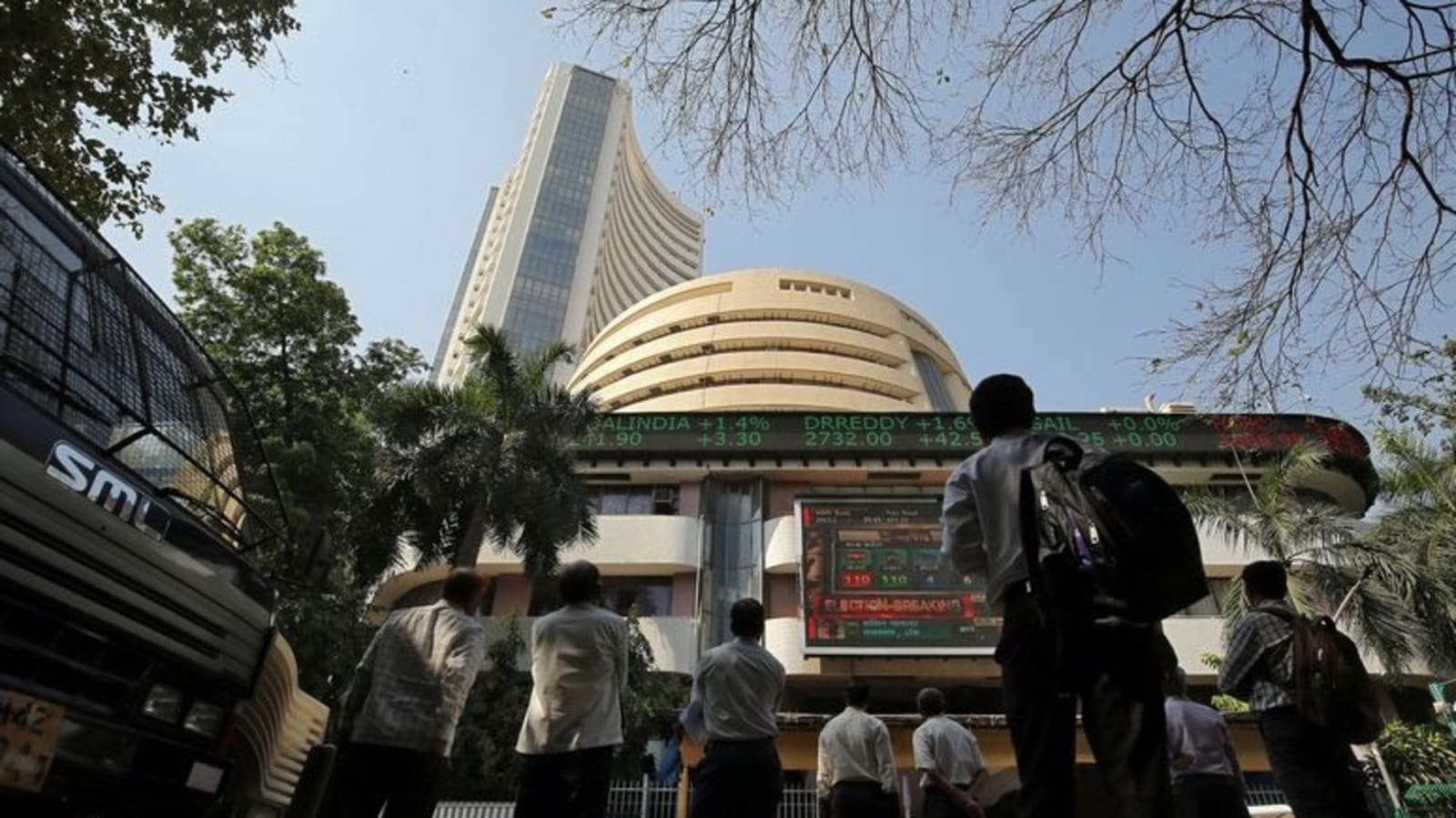 Markets continue to slump amid weak global equities; Sensex dives over 713 points in early trade