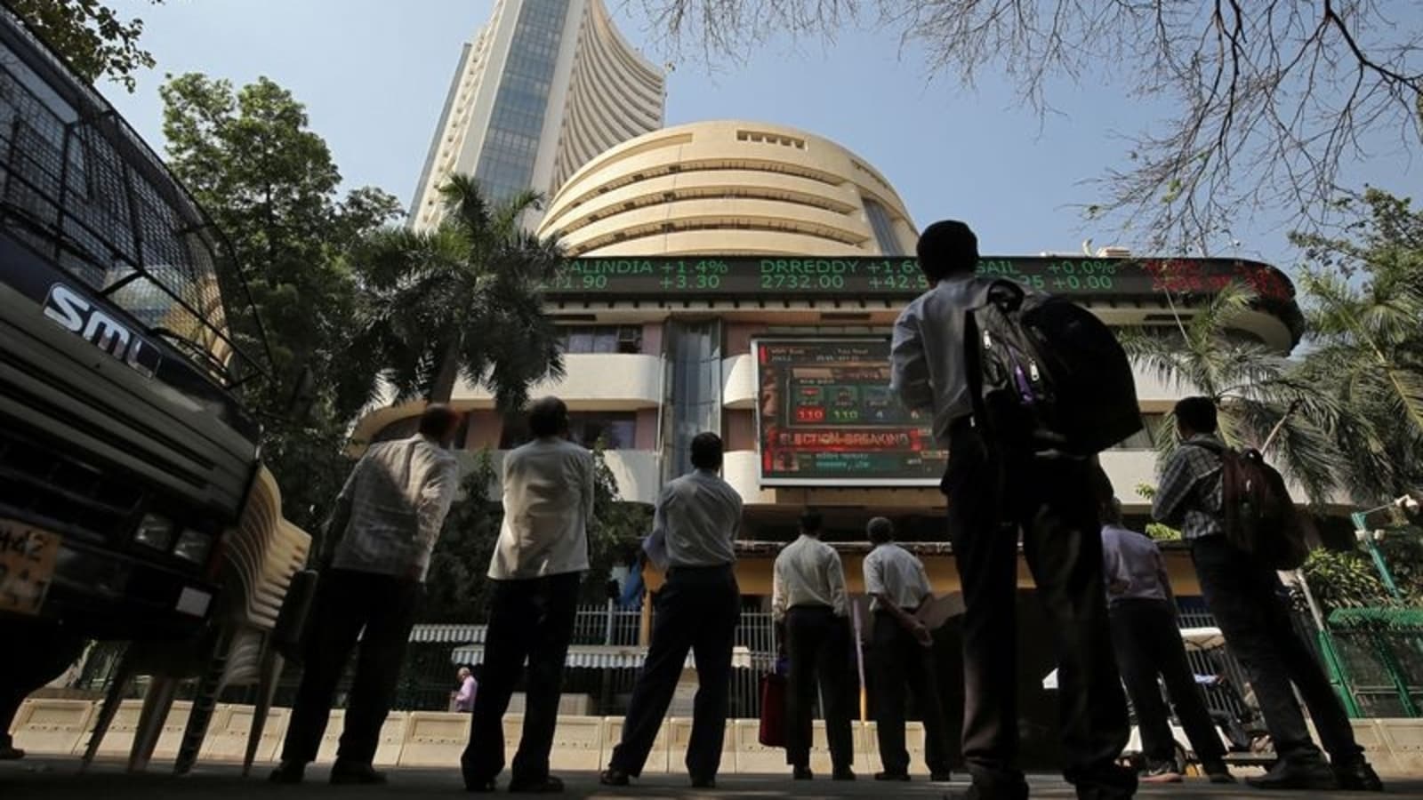 Markets crash amid global rout; Sensex dives 867 points
