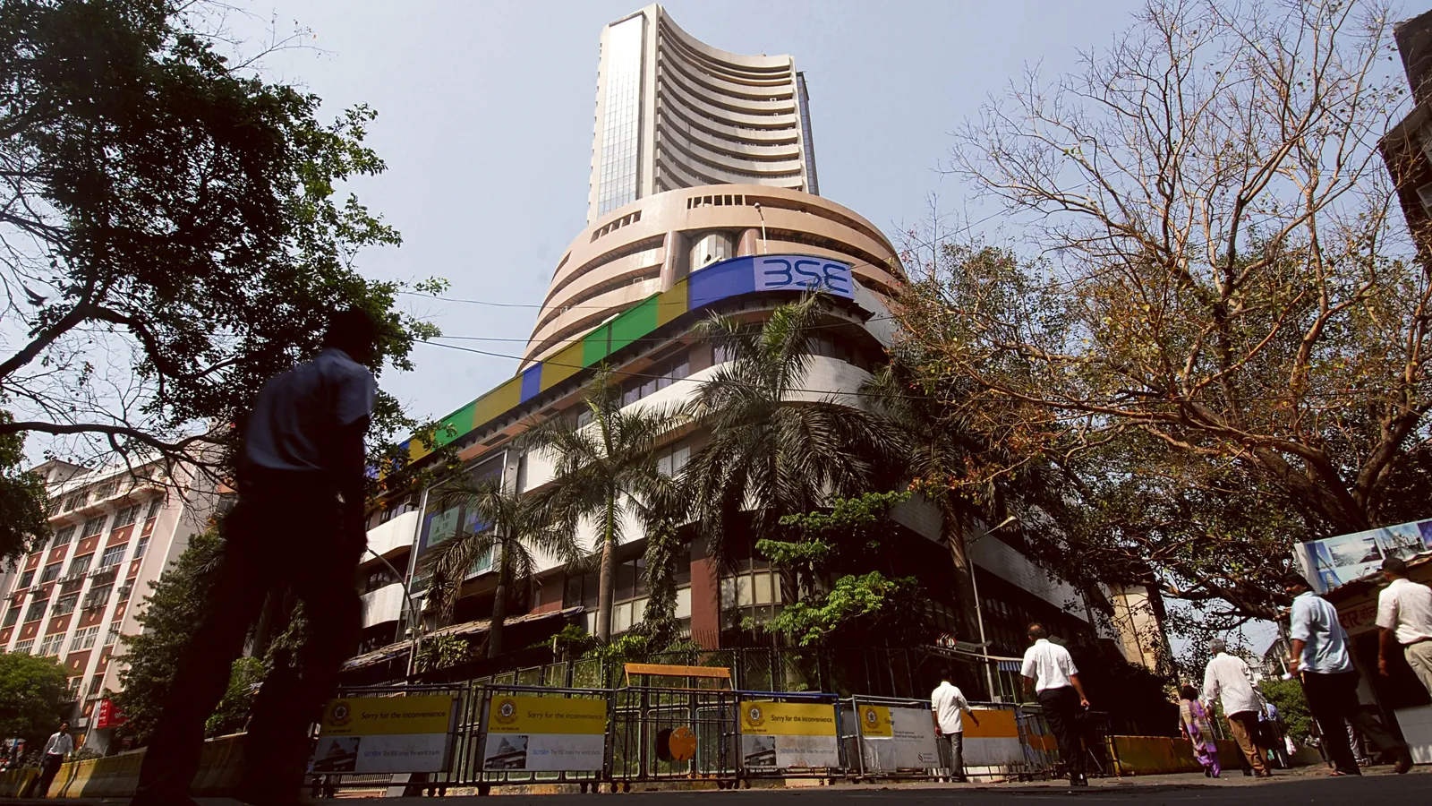 Markets fall for 5th day; Sensex cracks 817 points in early trade