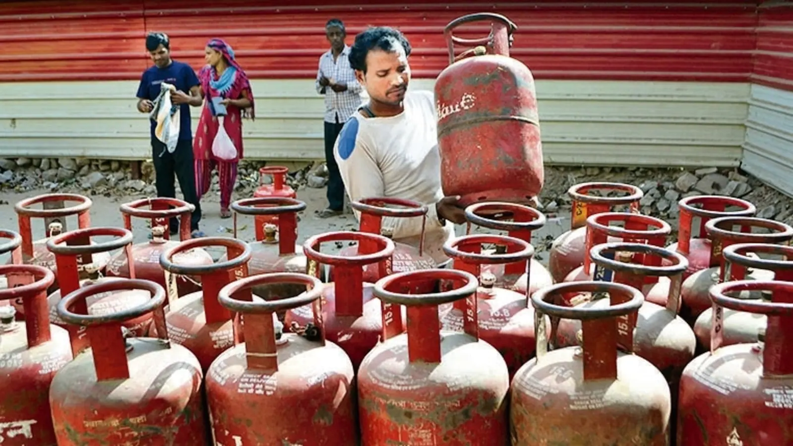 Modi govt’s fuel loot continues daily..: Cong slams hike in cooking gas prices
