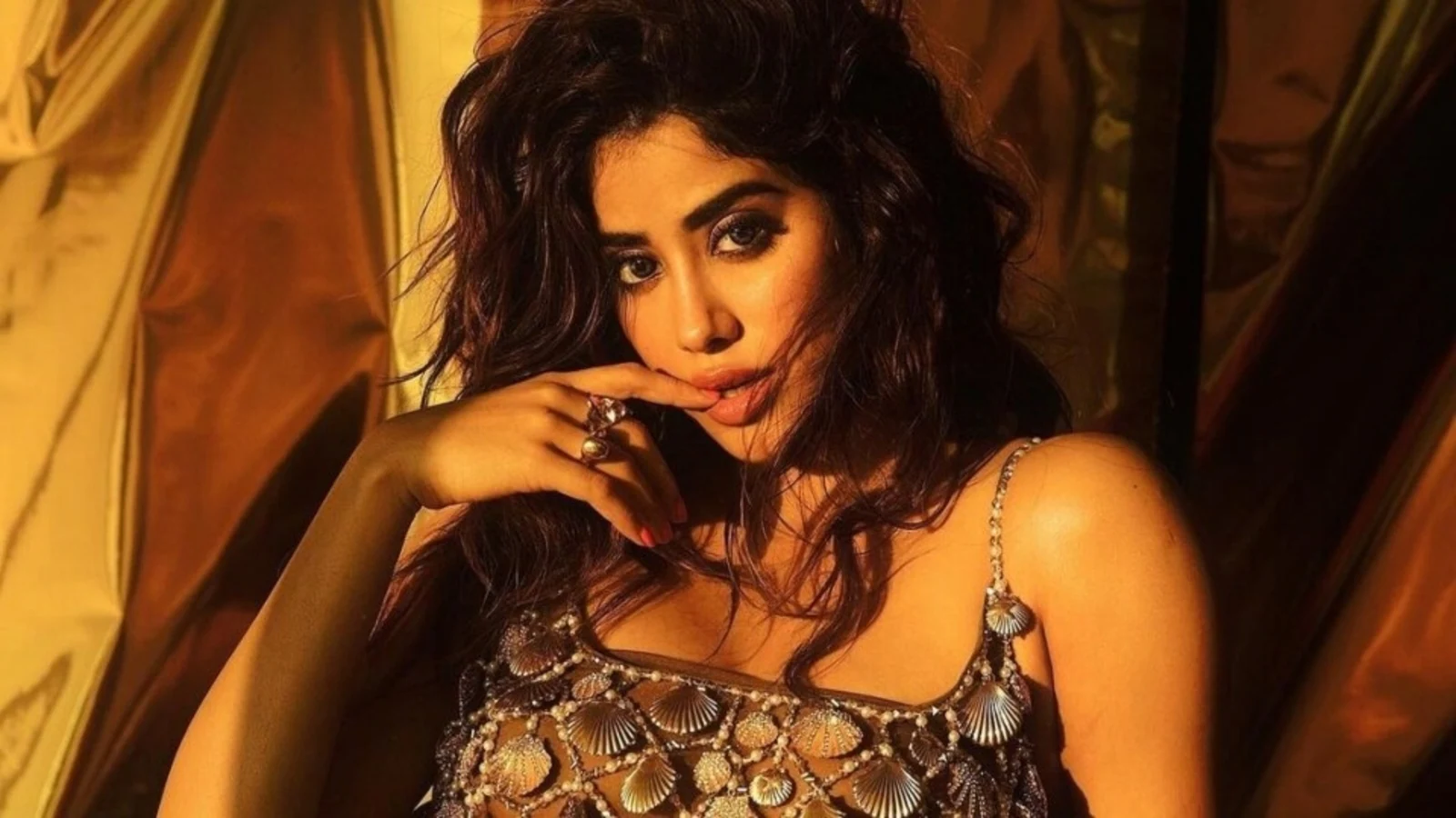Janhvi Kapoor does intense Wall Sit exercise for 5 minutes during yoga class, here’s why you should try it