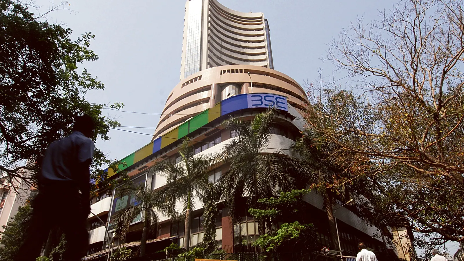 Sensex tumbles 559 points in early trade; Nifty falls to 16,408 level