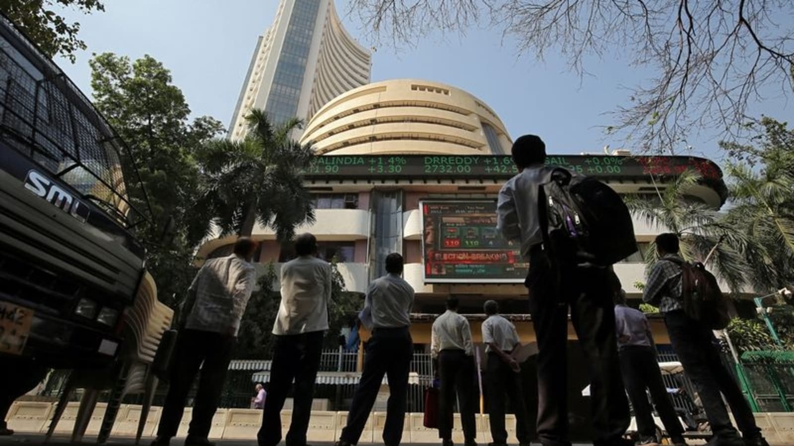 Sensex down by 111 points, close at 52,907; Nifty ends session at 15,752
