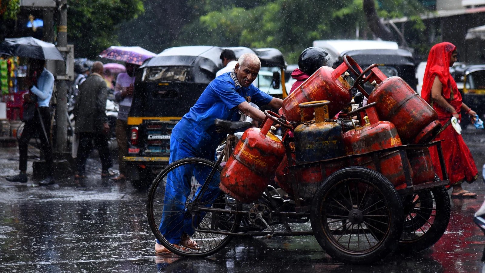 Centre sets up panel to review gas pricing formula to curb inflation: Reports