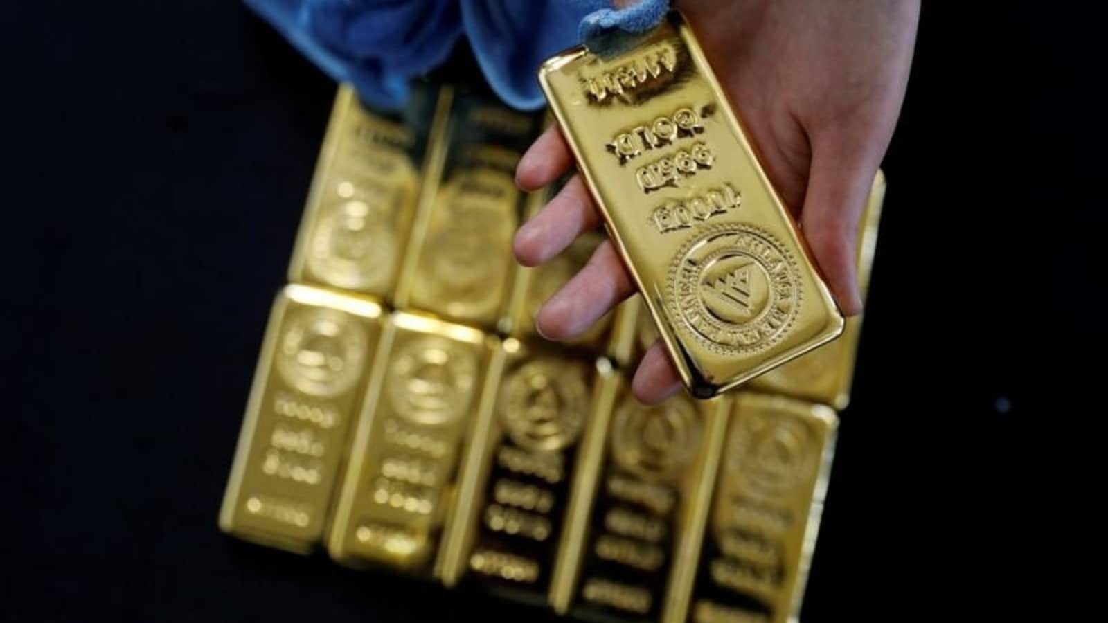 Gold prices slump to 4-month low; silver rates down too