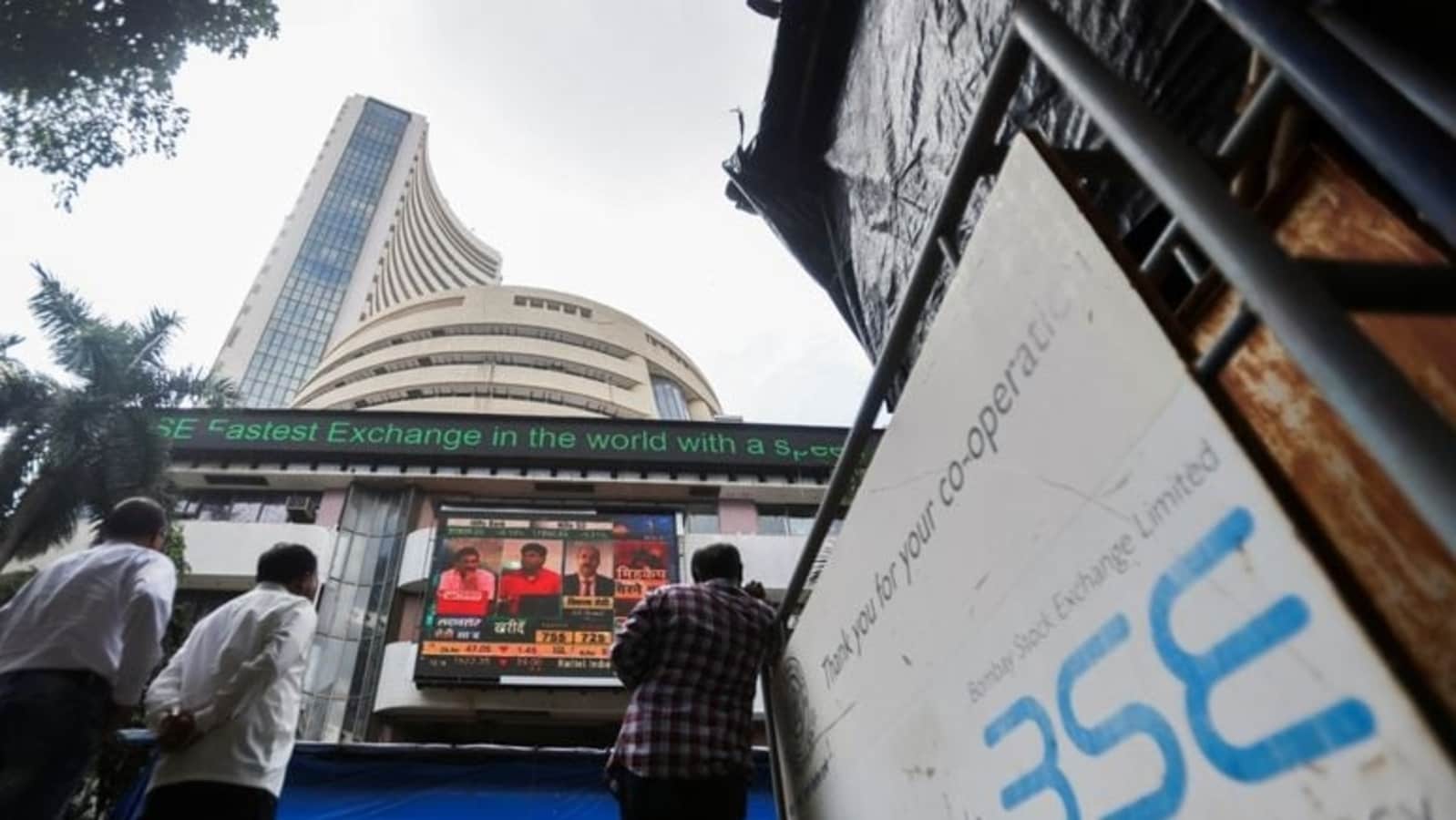Markets closing bell: Sensex rises 105 points to settle at 59,793, Nifty ends at 17,833